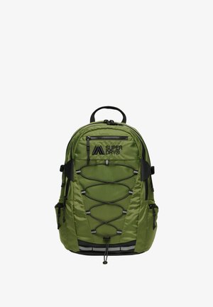 Olivgrüner Rucksack mit strukturierter Oberfläche, schwarzen Akzenten, verstellbarem Bungee-Kordel, mehreren Reißverschlüssen und seitlichen Taschen.