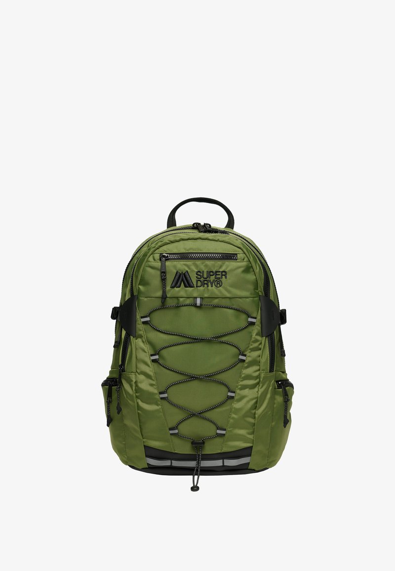 Olivengrøn rygsæk med en struktureret overflade, der har sorte accenter, justerbar bungee-snore, flere lynlåse og sidelommer.