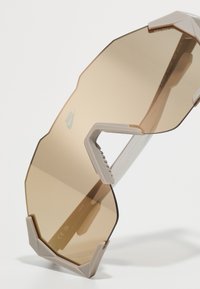 Nike Sportswear CHARGED SHIELD UNISEX - Ochelari de soare - matte college grey / gold-coloured