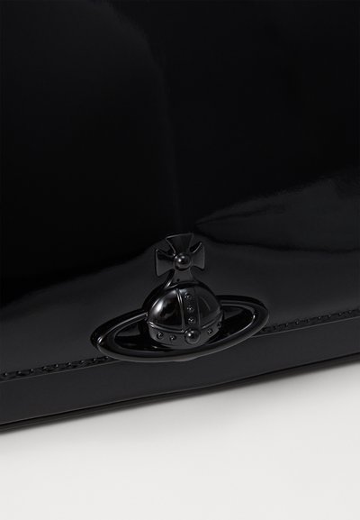 Bolsa de couro sintético preta com acabamento em verniz, apresentando um detalhe decorativo em forma de coroa e planeta, com uma textura lisa e suave.