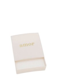 Scatola quadrata di colore crema con una texture liscia. Il coperchio presenta la parola "amor" in lettere dorate, con un interno aperto.