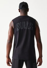 Μαύρο αμάνικο T-shirt με έντονο γράφημα «BULLS» με ματ υφή στην πλάτη, κατασκευασμένο από απαλό βαμβάκι, με άνετη εφαρμογή.