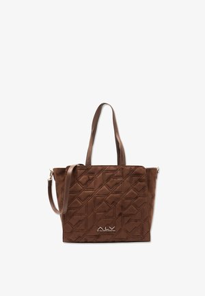Bruine suède totebag met geometrisch doorgestikt patroon, dubbele handvatten, afneembare schouderriem en "ALV by Alviero Martini" logo op de voorkant.