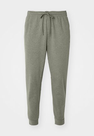 Pantalones de chándal grises con cintura elástica y cordón, confeccionados en material suave. Cuenta con bolsillos laterales y puños ajustados.