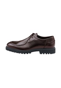 Scarpa in pelle marrone con una finitura liscia, punta rotonda e cuciture decorative. Presenta una suola in gomma nera spessa con un motivo di battistrada.