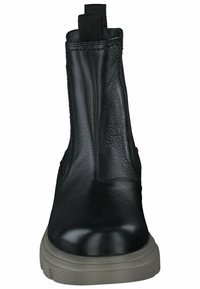 Botín de cuero negro hasta el tobillo con un acabado texturizado, paneles laterales elásticos y una suela de goma gris baja. Cuenta con una tira en la parte trasera.