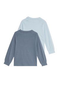 Due magliette a maniche lunghe con scollo rotondo in tessuto misto cotone di colore azzurro chiaro e grigio ardesia. Entrambe presentano maniche raglan e una finitura morbida e testurizzata.