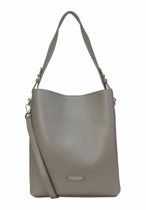 Sac à bandoulière en cuir grainé gris avec poignée large, bandoulière amovible et petite étiquette du logo Marc O'Polo sur le devant.