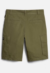 Shorts cargo vert olive avec deux poches arrière et deux poches latérales, fabriqués dans un mélange de coton durable avec des coutures visibles.