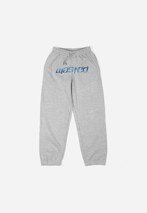 Grå sweatpants lavet af blødt stof, med elastisk talje og manchetter, og med et blåt trykt "wasted" logo på fronten.