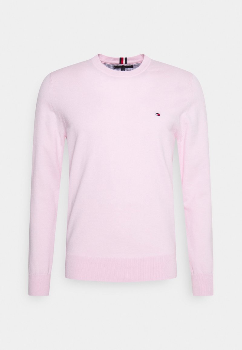 Jasnoróżowy sweter dzianinowy z okrągłym dekoltem, długimi rękawami, ściągaczami na mankietach i dole, z małą naszywką logo po lewej stronie klatki piersiowej.