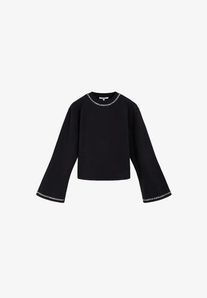 Top negro de manga larga hecho de un material suave; presenta un escote redondo con adornos plateados decorativos y un diseño corto.