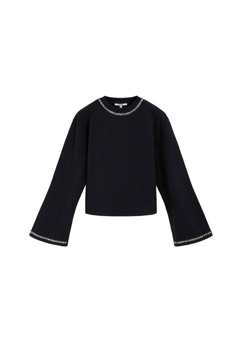 Top negro de manga larga hecho de un material suave; presenta un escote redondo con adornos plateados decorativos y un diseño corto.