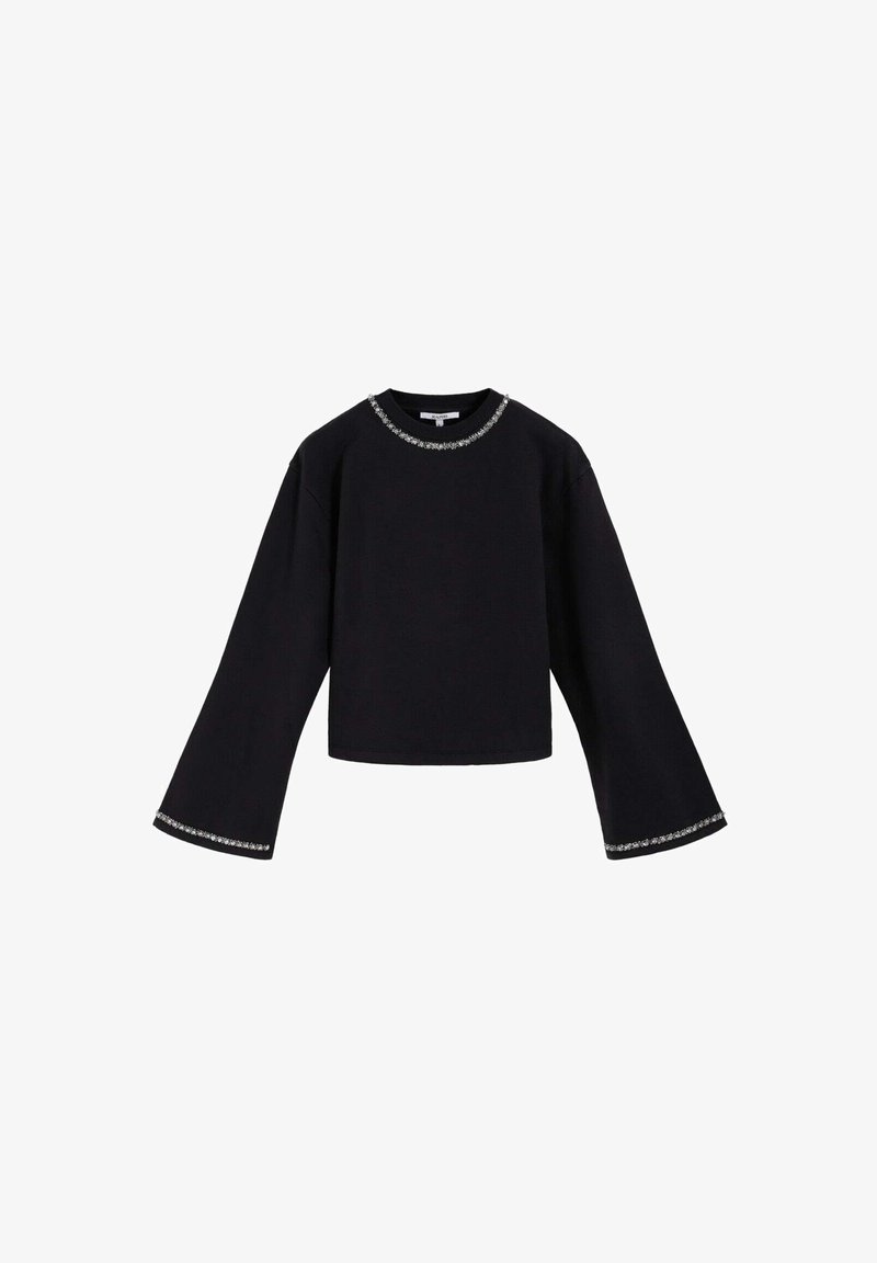 Top negro de manga larga hecho de un material suave; presenta un escote redondo con adornos plateados decorativos y un diseño corto.