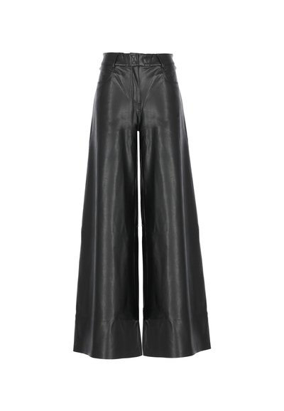 Pantaloni in pelle neri con gamba ampia e vita alta, caratterizzati da una texture liscia e linee pulite, progettati per una vestibilità ampia.