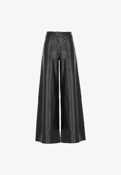 Pantaloni in pelle neri con gamba ampia e vita alta, caratterizzati da una texture liscia e linee pulite, progettati per una vestibilità ampia.
