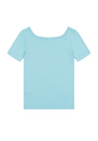 Jasnoniebieska koszulka z krótkim rękawem o miękkiej fakturze, z szerokim okrągłym dekoltem i prostym dołem. Brak wzorów i ozdób.