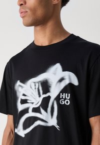 HUGO DABLUMO - Print T-shirt - black