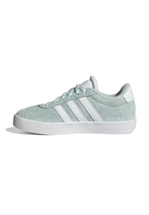 Baskets en daim vert clair avec semelle blanche et trois bandes blanches sur le côté, vues de l'extérieur.