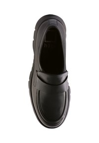 Chaussure slip-on en cuir noir avec un bout rond, une bande supérieure rembourrée et une semelle texturée pour l'adhérence. Design minimaliste sans motifs supplémentaires.