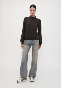 Vero Moda Tall VMMERCURY HIGHNECK  - Neule - chocolate torte