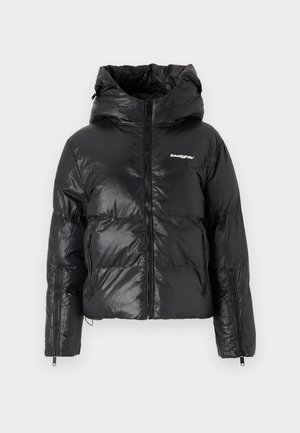 Jachetă puffer neagră cu guler înalt, fermoar frontal și buzunare laterale. Fabricată dintr-un material lucios și ușor, cu quilt vizibil.