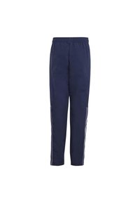 Pantalones deportivos en navy con cintura elástica, piernas ajustadas y rayas laterales blancas con un patrón ondulado. Hechos de material ligero.