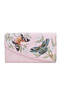 Roze leren portemonnee met bloemen- en vlinderontwerpen, voorzien van gedetailleerde illustraties in blauw, oranje en zwart, en een gebogen klep sluiting.