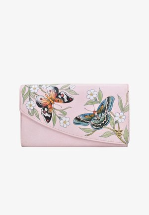 Roze leren portemonnee met bloemen- en vlinderontwerpen, voorzien van gedetailleerde illustraties in blauw, oranje en zwart, en een gebogen klep sluiting.