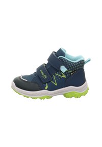 Scarpe sportive per bambini, in rete e materiale sintetico di colore blu scuro, con due strap in Velcro, suola verde, dettagli neri e design testurizzato.