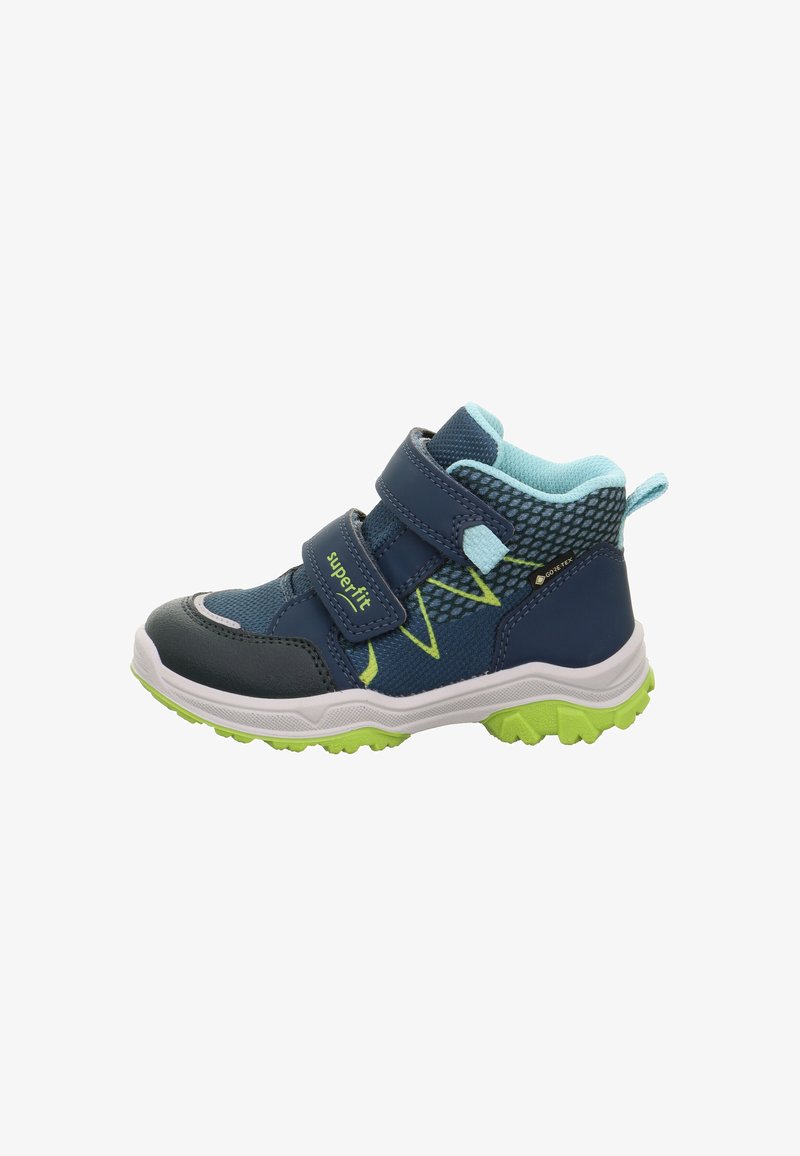 Scarpe sportive per bambini, in rete e materiale sintetico di colore blu scuro, con due strap in Velcro, suola verde, dettagli neri e design testurizzato.