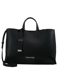 Czarna skórzana torba tote z teksturowanym wykończeniem, z podwójnymi uchwytami i regulowanym paskiem na ramię. Oferuje srebrne okucia i logo Calvin Klein.