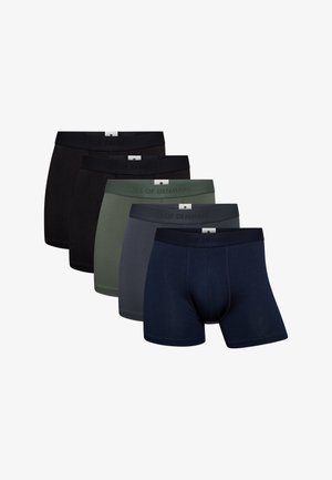 Cinco pares de bóxers para hombre en negro, verde oscuro, gris y marino, con un tejido suave y cinturillas elásticas con la impresión "JBS of Denmark".