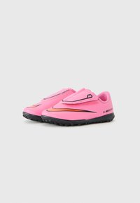 Laste roosa jalgpalliketsid mustade tallade ja oranž-must Nike swoosh'iga, millel on takjakinnitusega rihm.