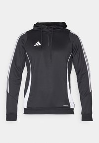 Svart gymhette med hvite sideakenter, med glidelås i kragen, lange ermer, og Adidas-logo på brystet. Laget av lett stoff.