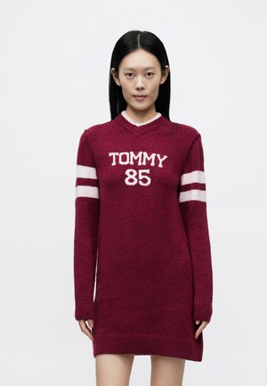 Tommy Jeans SWEATER DRESS - Rochie tricotată - lavish cerise