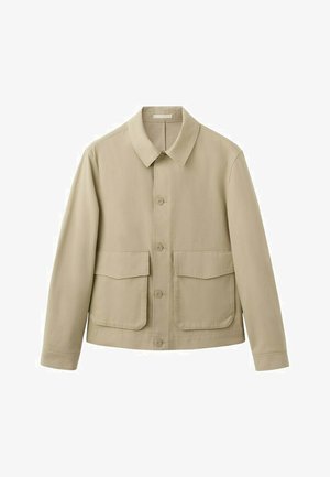 Beige jas met knopen, een kraag en twee grote steekzakken met kleppen, getoond tegen een witte achtergrond.