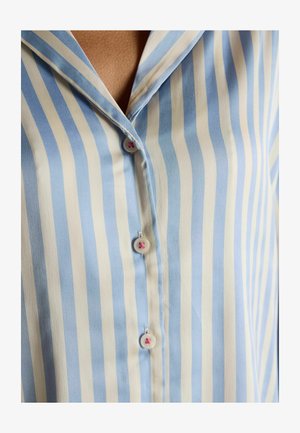 Lichtblauw en wit gestreept shirt met een kraaghalslijn. Voorzien van decoratieve knopen met roze accenten langs de voorkant. Soepele textuur.