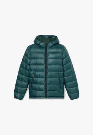 Zielona kurtka puchowa z kapturem, zapięciem na zamek i bocznymi kieszeniami. Zewnętrzna warstwa ma gładką teksturę i pikowany wzór zapewniający izolację.