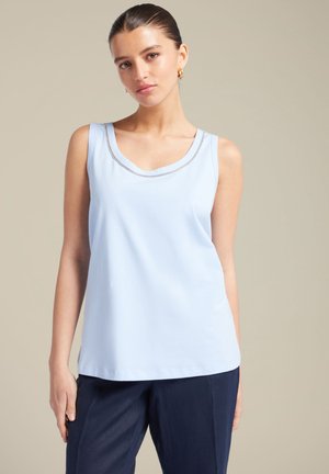 Lichtblauwe mouwloze top met een ronde hals en een metallic accent. Zachte stof met een gladde textuur, losse pasvorm.
