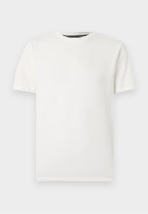 Hvid t-shirt med korte ærmer og rund hals med et subtilt, lille broderet logo på venstre bryst mod en ensfarvet baggrund.