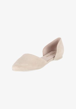 Chaussure plate en daim beige pour femme avec bout pointu, côtés ouverts, talon bas et talon fermé.