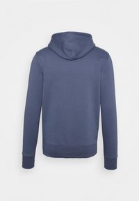 Mörkblå långärmad hoodie med huva, ribbad mudd och ribbat nederkant, visad bakifrån mot en vit bakgrund.