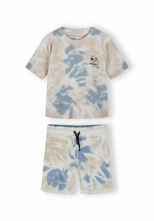 Ensemble chemise à manches courtes et short avec motif tie-dye bleu et beige, cordon noir sur le short, et petit motif graphique sur la poitrine de la chemise.