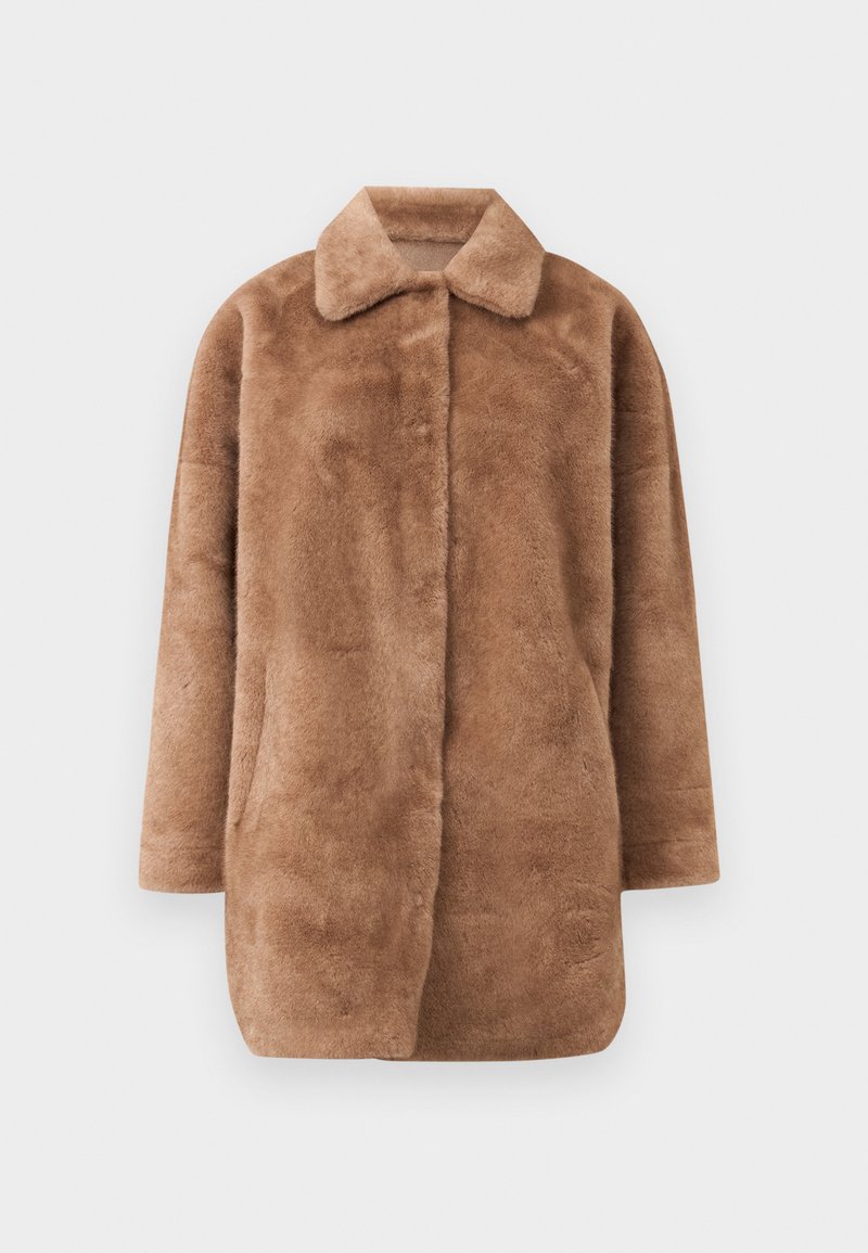 Repeat Mantel camel