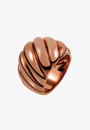 Anillo de color cobre con un diseño ondulado similar a una concha, que presenta curvas suaves y líneas de acento negras a lo largo de sus bordes.