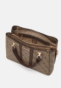 Sac à main Guess marron à motifs avec poignées marron foncé, fermeture éclair dorée et poche intérieure zippée, ouvert pour montrer la doublure intérieure beige.