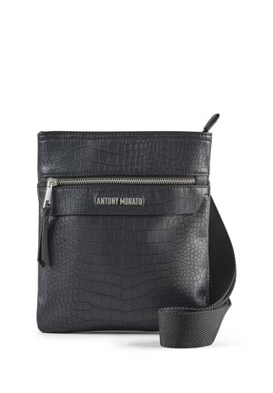 Zwarte crossbodytas met krokodillenstructuur, voorvak met rits, zilveren "Antony Morato"-logo en verstelbare brede band op witte achtergrond.