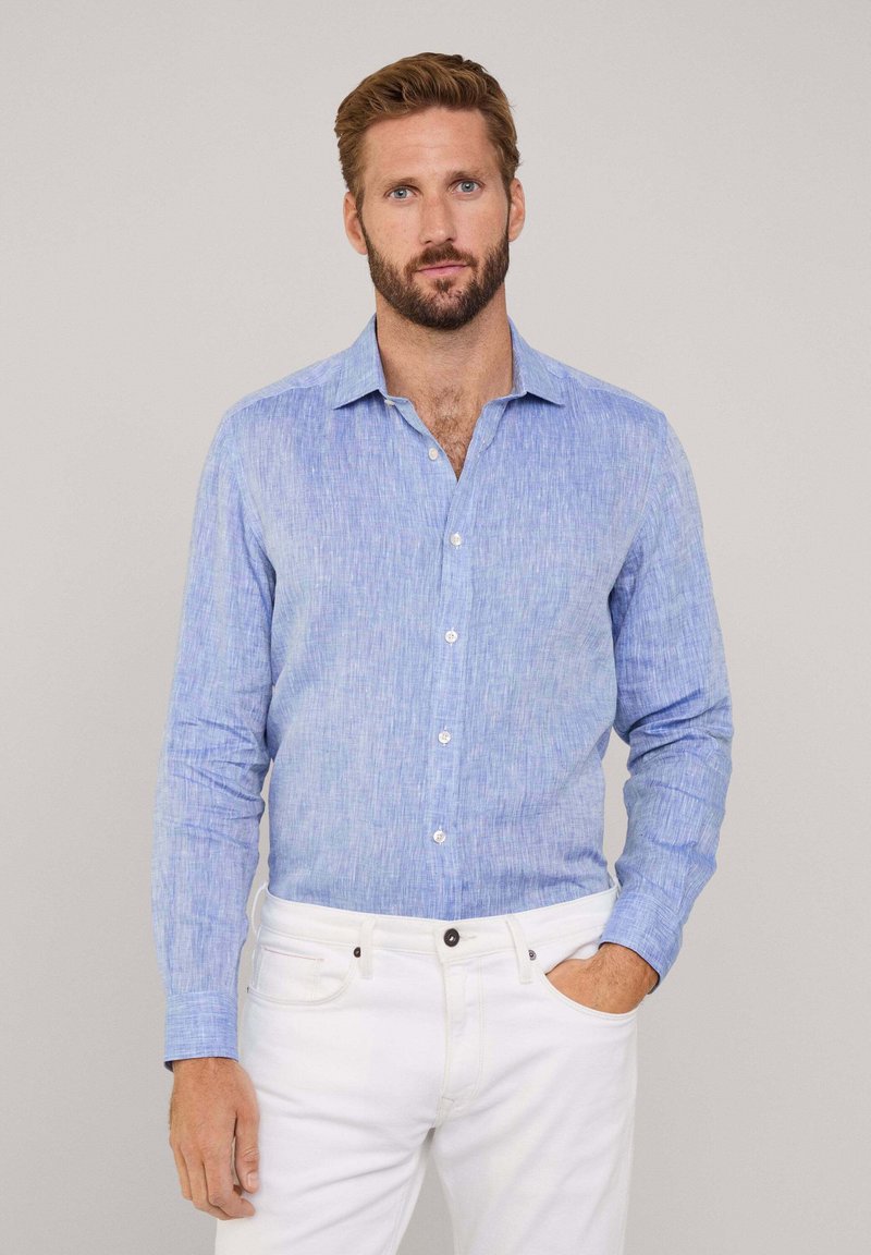 Camisa de manga larga azul claro con botones, hecha de una tela texturizada, que presenta un cuello con solapa y botones blancos en contraste.