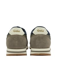 Sneaker con tacco in suede grigio e tomaia blu navy, che presenta un logo bianco sporco sul retro e suole in gomma a righe.